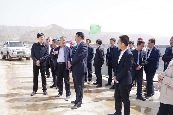 黃繼宗調(diào)研平?jīng)鲞^(guò)境車輛綜合服務(wù)中心一期(平?jīng)鍪兄行某潆娬荆╉?xiàng)目建設(shè)情況(圖2) 黃繼宗調(diào)研平?jīng)鲞^(guò)境車輛綜合服務(wù)中心一期(平?jīng)鍪兄行某潆娬荆╉?xiàng)目建設(shè)情況(圖2)