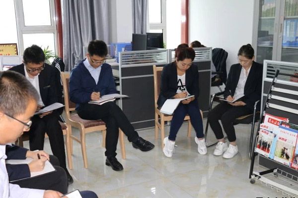 機關(guān)支部組織集體學(xué)習(xí)(圖2) 機關(guān)支部組織集體學(xué)習(xí)(圖2)