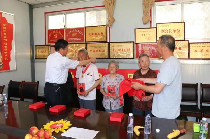 走訪(fǎng)慰問(wèn)老黨員 深入實(shí)際學(xué)黨史—— 市政府國(guó)資委慰問(wèn)泓源公司老黨員、困難黨員(圖2)