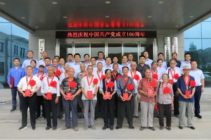 泓源公司召開“兩優(yōu)一先”表彰大會(圖8) 泓源公司召開“兩優(yōu)一先”表彰大會(圖8)