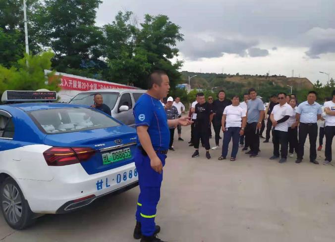 泓源新能源出租汽車公司開展應(yīng)急救援演練活動(圖2) 泓源新能源出租汽車公司開展應(yīng)急救援演練活動(圖2)