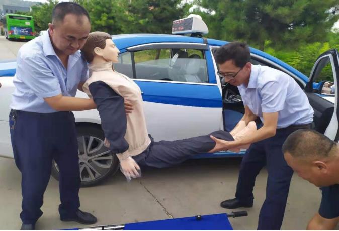 泓源新能源出租汽車公司開展應(yīng)急救援演練活動(圖3) 泓源新能源出租汽車公司開展應(yīng)急救援演練活動(圖3)