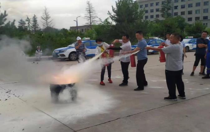 泓源新能源出租汽車公司開展應(yīng)急救援演練活動(圖6) 泓源新能源出租汽車公司開展應(yīng)急救援演練活動(圖6)