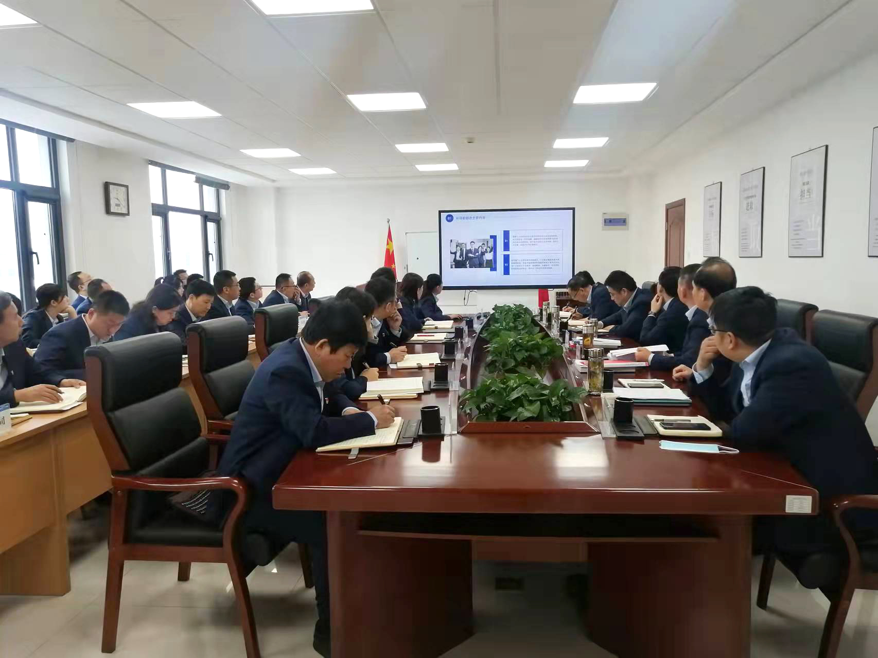 市產(chǎn)投集團(tuán)召開黨委理論學(xué)習(xí)中心組集體學(xué)習(xí)會(huì)議(圖2)