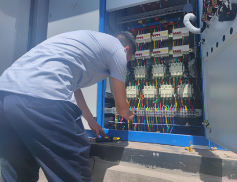 市產(chǎn)投集團(tuán)宜浩園林公司對園區(qū)路燈配電設(shè)施開展專項(xiàng)巡檢工作(圖2) 市產(chǎn)投集團(tuán)宜浩園林公司對園區(qū)路燈配電設(shè)施開展專項(xiàng)巡檢工作(圖2)