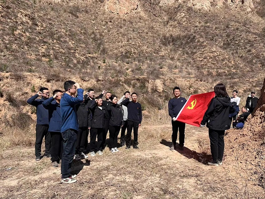 市產(chǎn)投集團(tuán)開展義務(wù)植樹活動(圖3) 市產(chǎn)投集團(tuán)開展義務(wù)植樹活動(圖3)